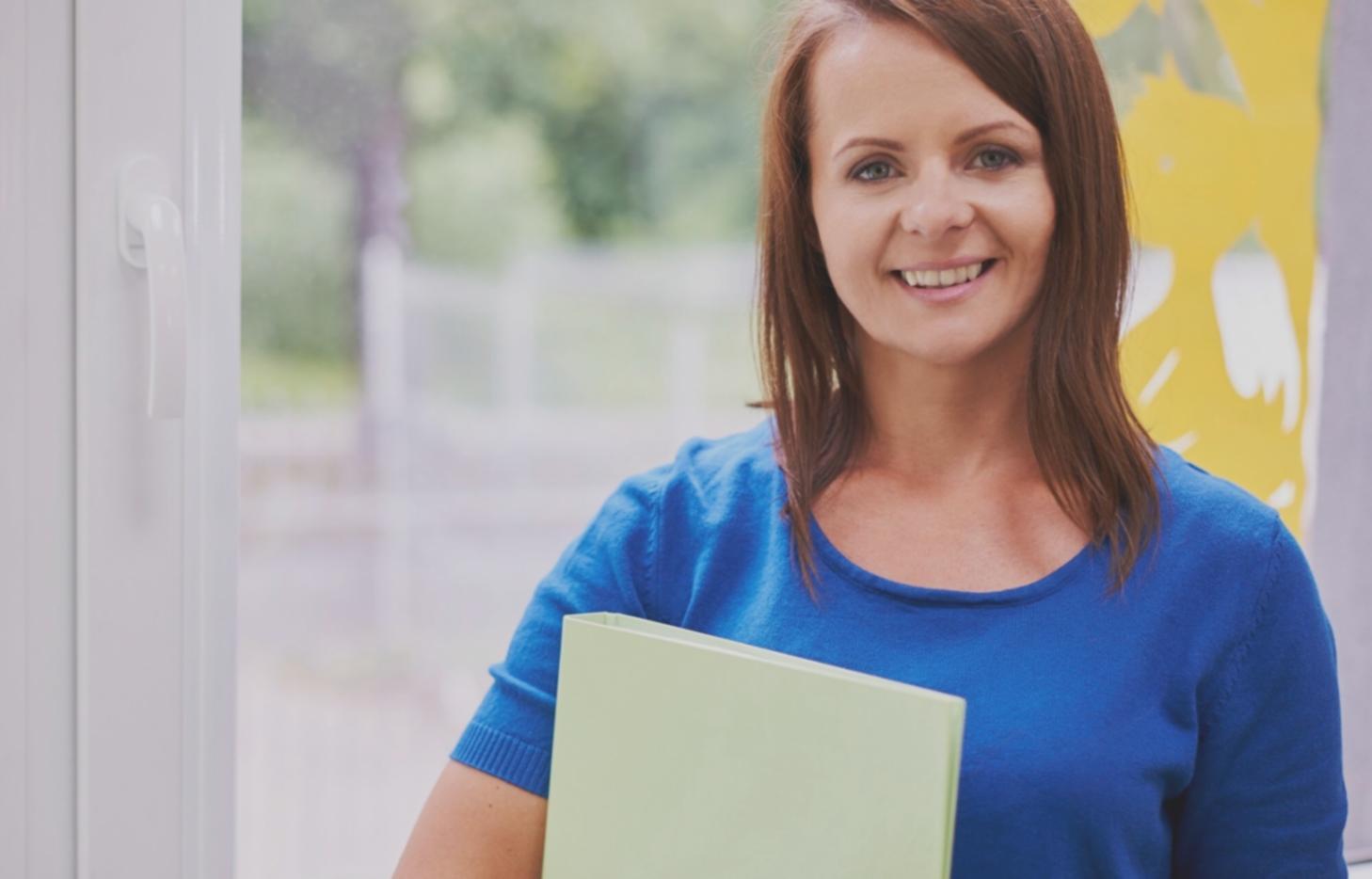 Современный офис с финансовыми документами и компьютерами