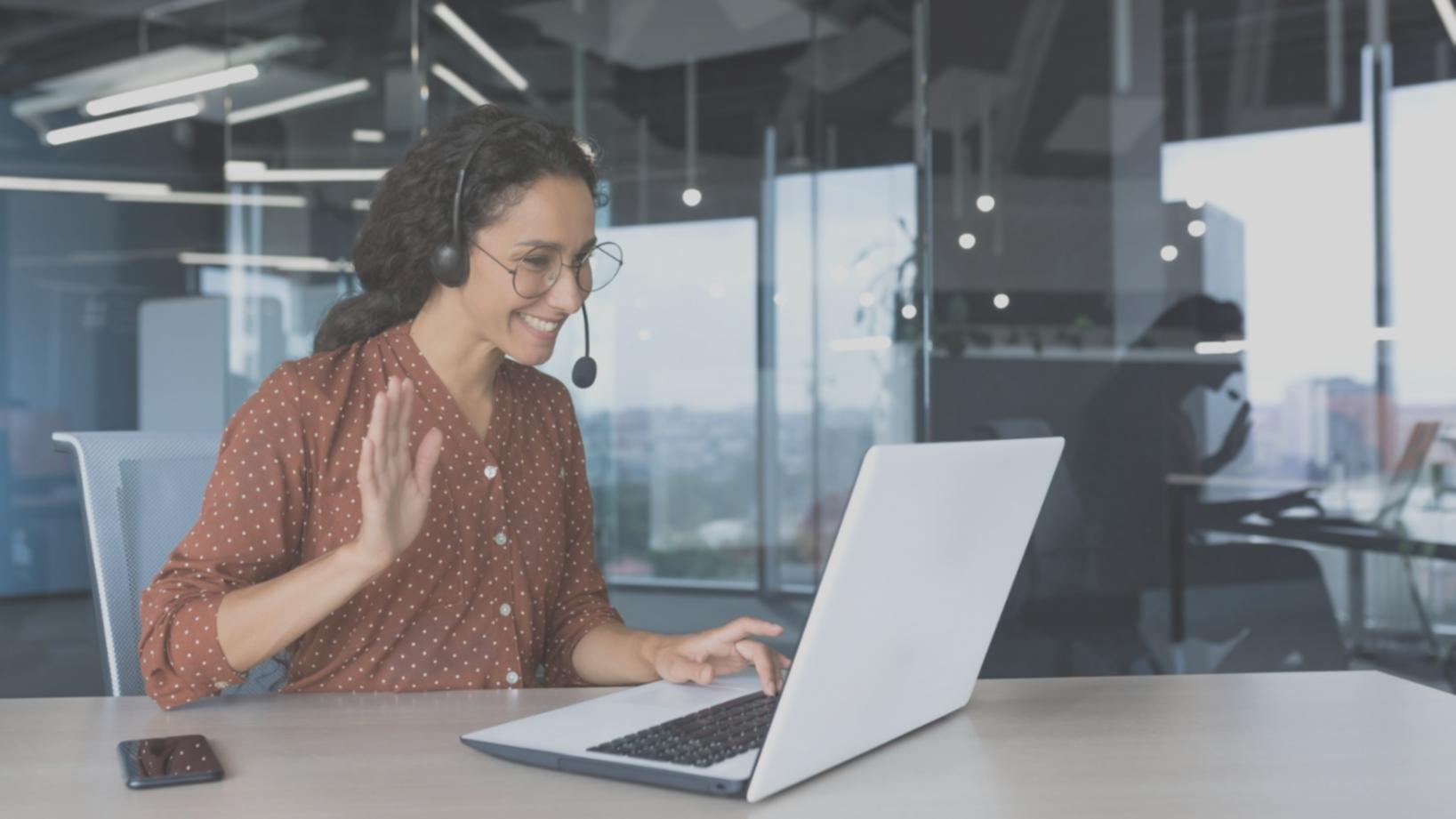 Студент работает над письменным заданием с английской грамматикой