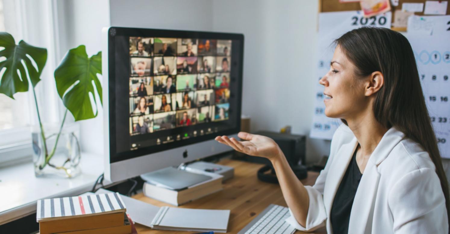 Преподаватель объясняет правила английской грамматики на интерактивной доске