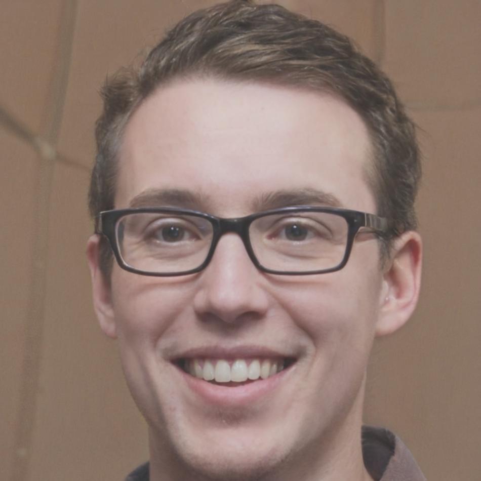 Преподаватель Артём Викторович ведёт вебинар